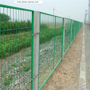 铁路护栏网 框架护栏网 边框护栏网标准 8001 厂家直销护栏网 政府推荐厂家 欢迎咨询图片_高清图_细节图-河北巨人金属制品科技 -