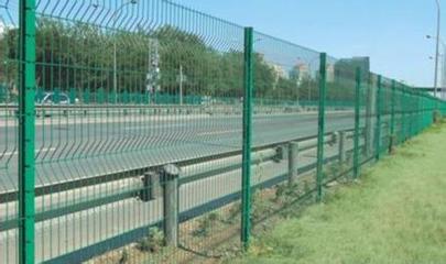 护栏网应用与行业概述 高铁、公路、机场领域的技术规范与制造实践